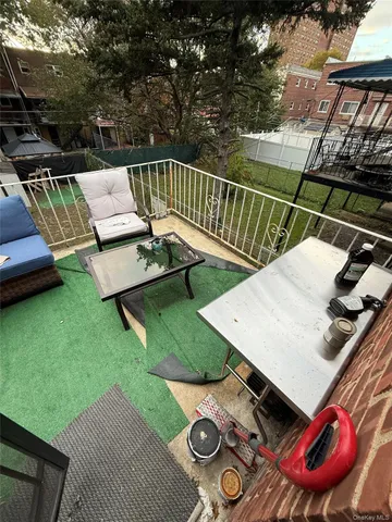 $699,999 | 443 Howe Avenue | Castle Hill