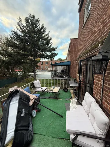 $699,999 | 443 Howe Avenue | Castle Hill