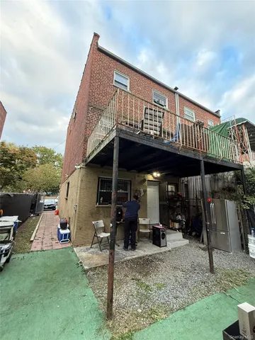 $699,999 | 443 Howe Avenue | Castle Hill