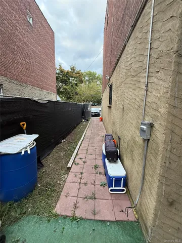 $699,999 | 443 Howe Avenue | Castle Hill