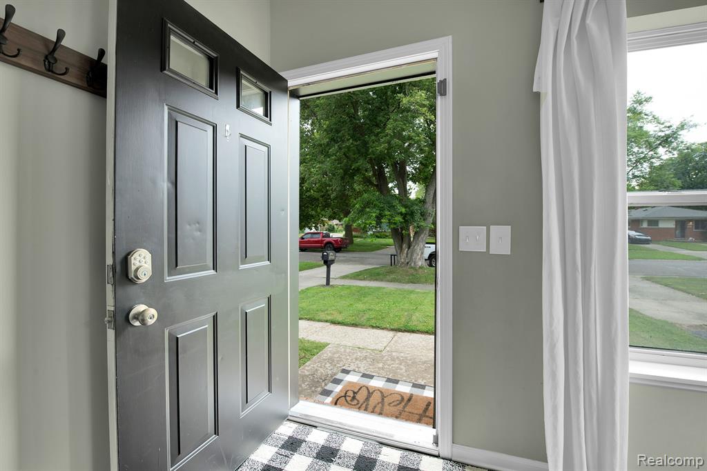 19606 Rensellor Street Livonia, MI 48152 - Photo 2 of 24 Gallery Image 2