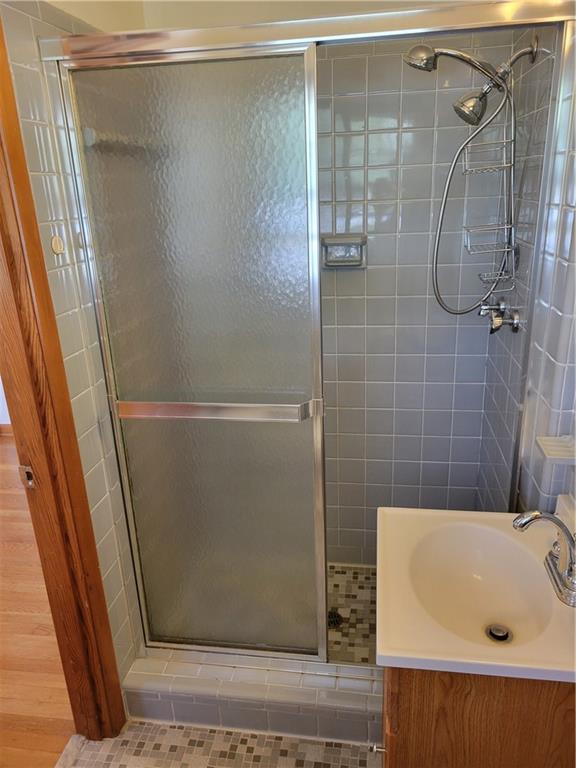 3009 Caldwell Road Northeast Brookhaven, GA 30319 - Photo 14 of 22 a bathroom with a shower and a tub