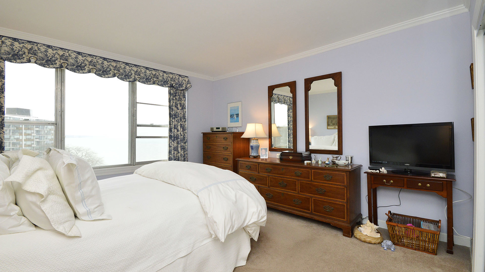1616 Sheridan Road, Unit 7A Wilmette, IL 60091 - Photo 16 of 22 a bedroom with a bed and a flat tv screen on dresser