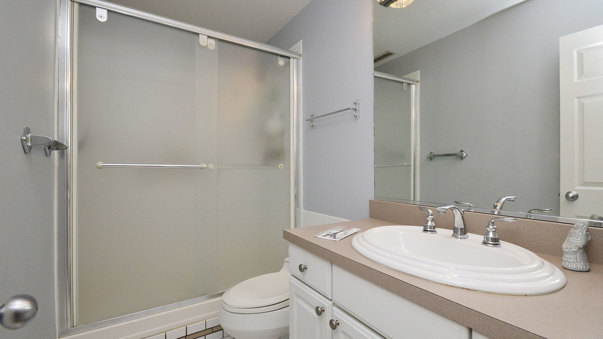 1616 Sheridan Road, Unit 7A Wilmette, IL 60091 - Photo 19 of 22 a bathroom with a sink toilet and vanity