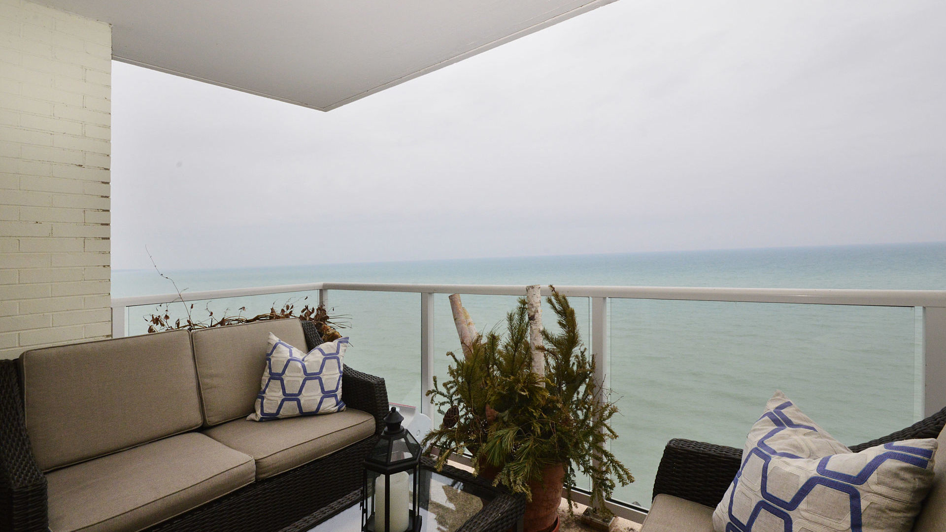 1616 Sheridan Road, Unit 7A Wilmette, IL 60091 - Photo 21 of 22 a living room with furniture