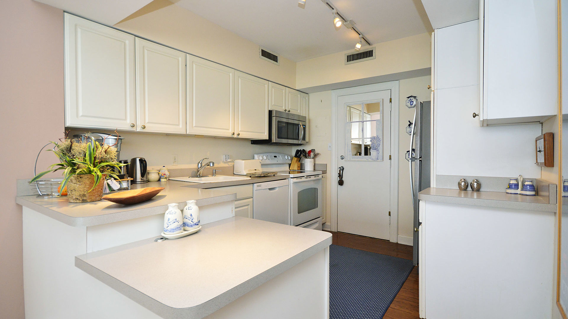 1616 Sheridan Road, Unit 7A Wilmette, IL 60091 - Photo 10 of 22 a kitchen with a sink stove and refrigerator