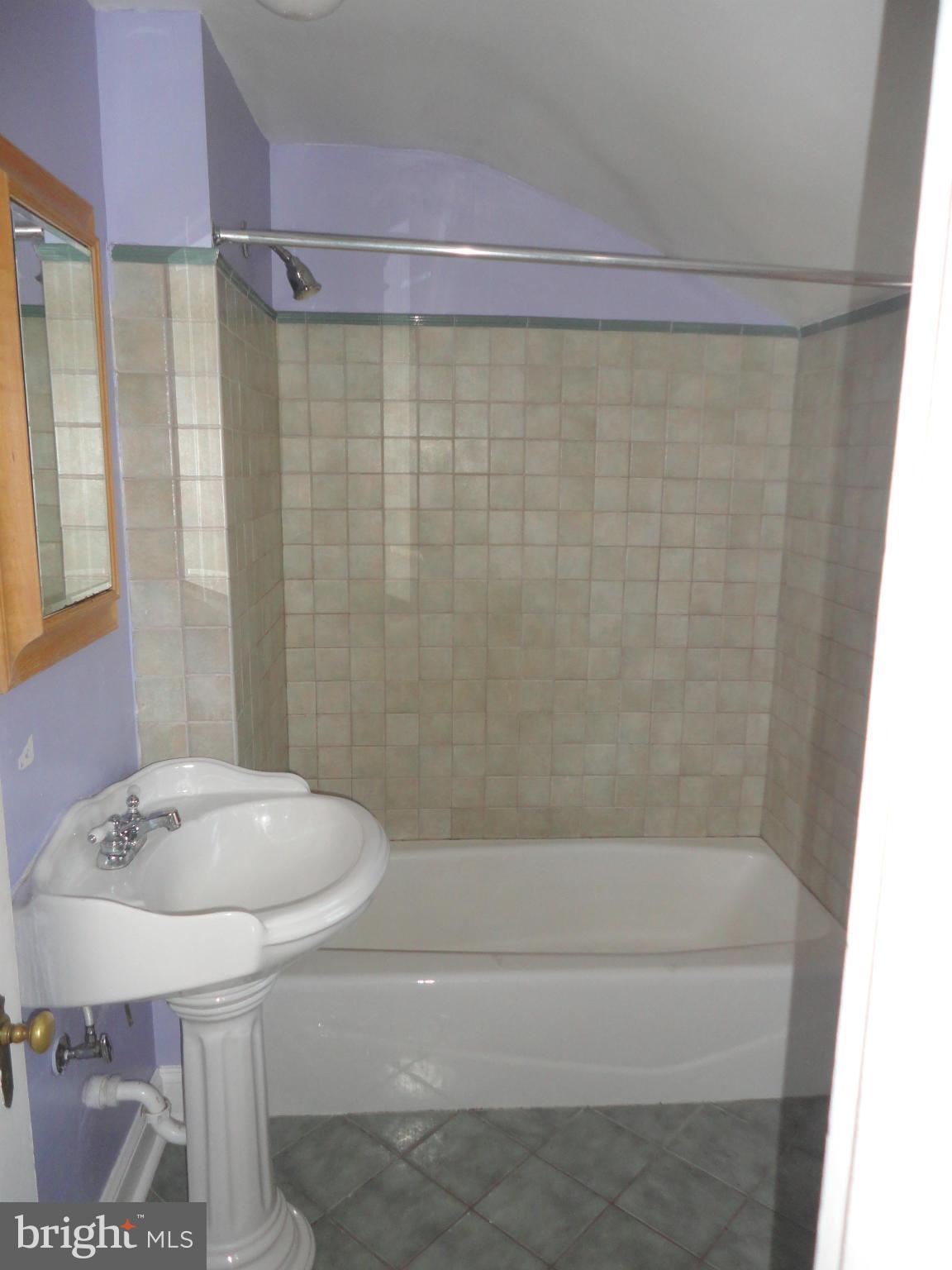 1439 Providence Road Baltimore, MD 21286 - Photo 5 of 14 Hall Bath