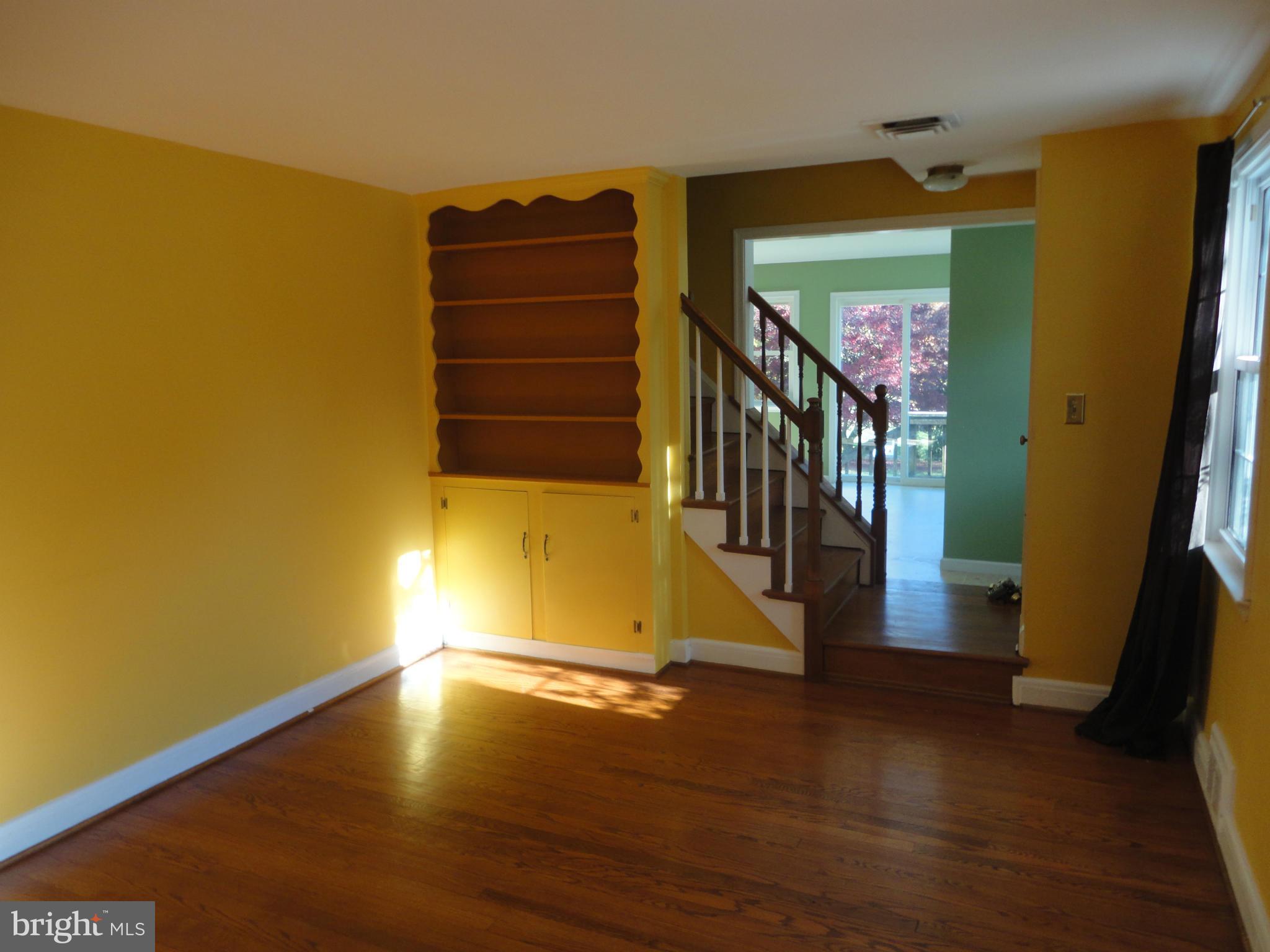 1439 Providence Road Baltimore, MD 21286 - Photo 6 of 14 Living Room