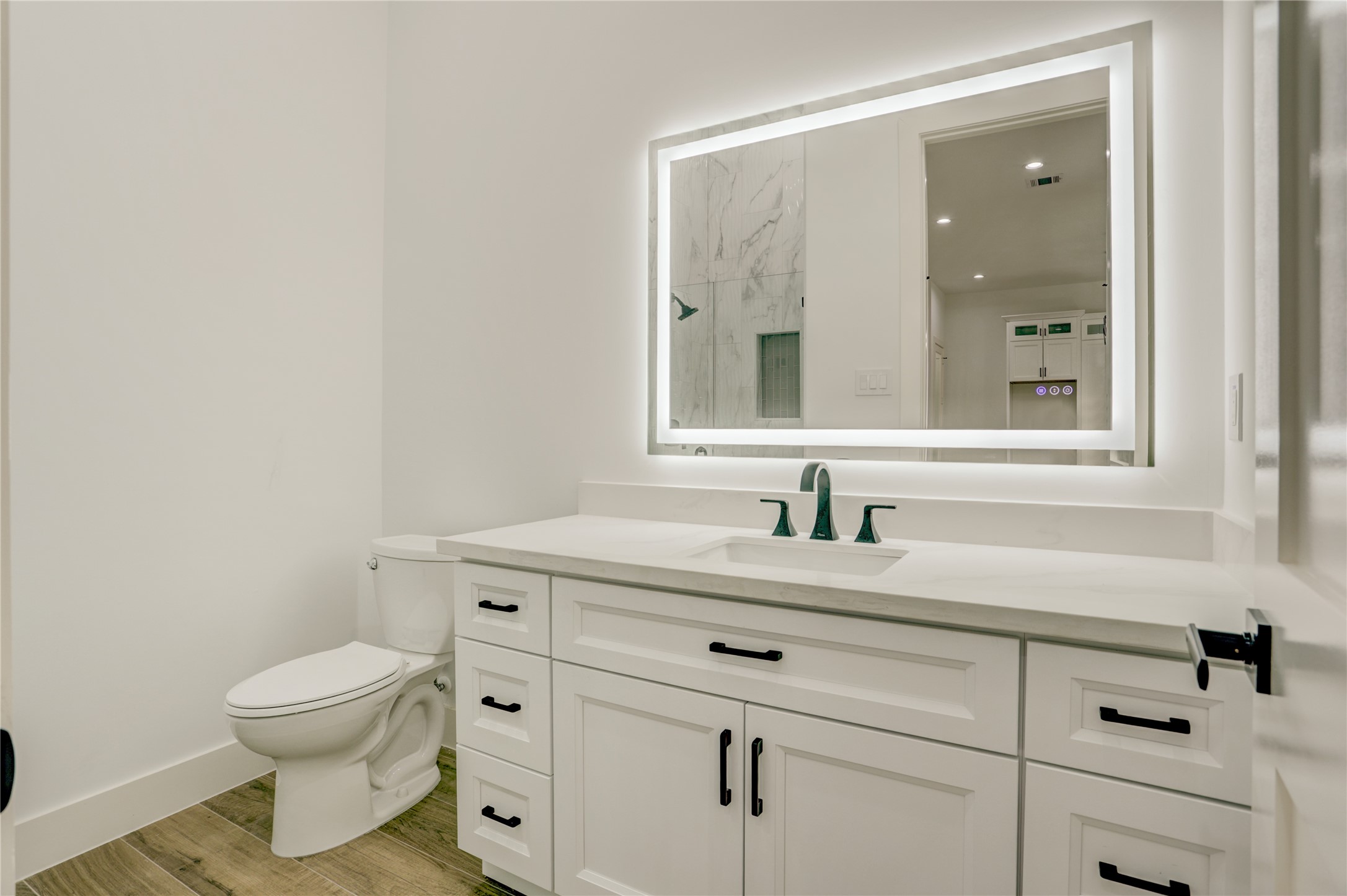 6814 Hartland Street Houston, TX 77055 - Photo 11 of 50 First floor full bath with a great mirror (they all have them)