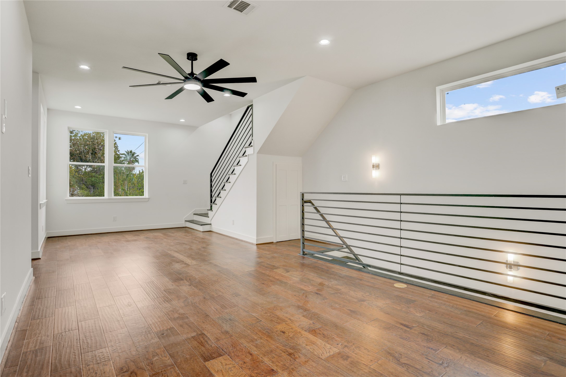 6814 Hartland Street Houston, TX 77055 - Photo 12 of 50 2nd floor landing.