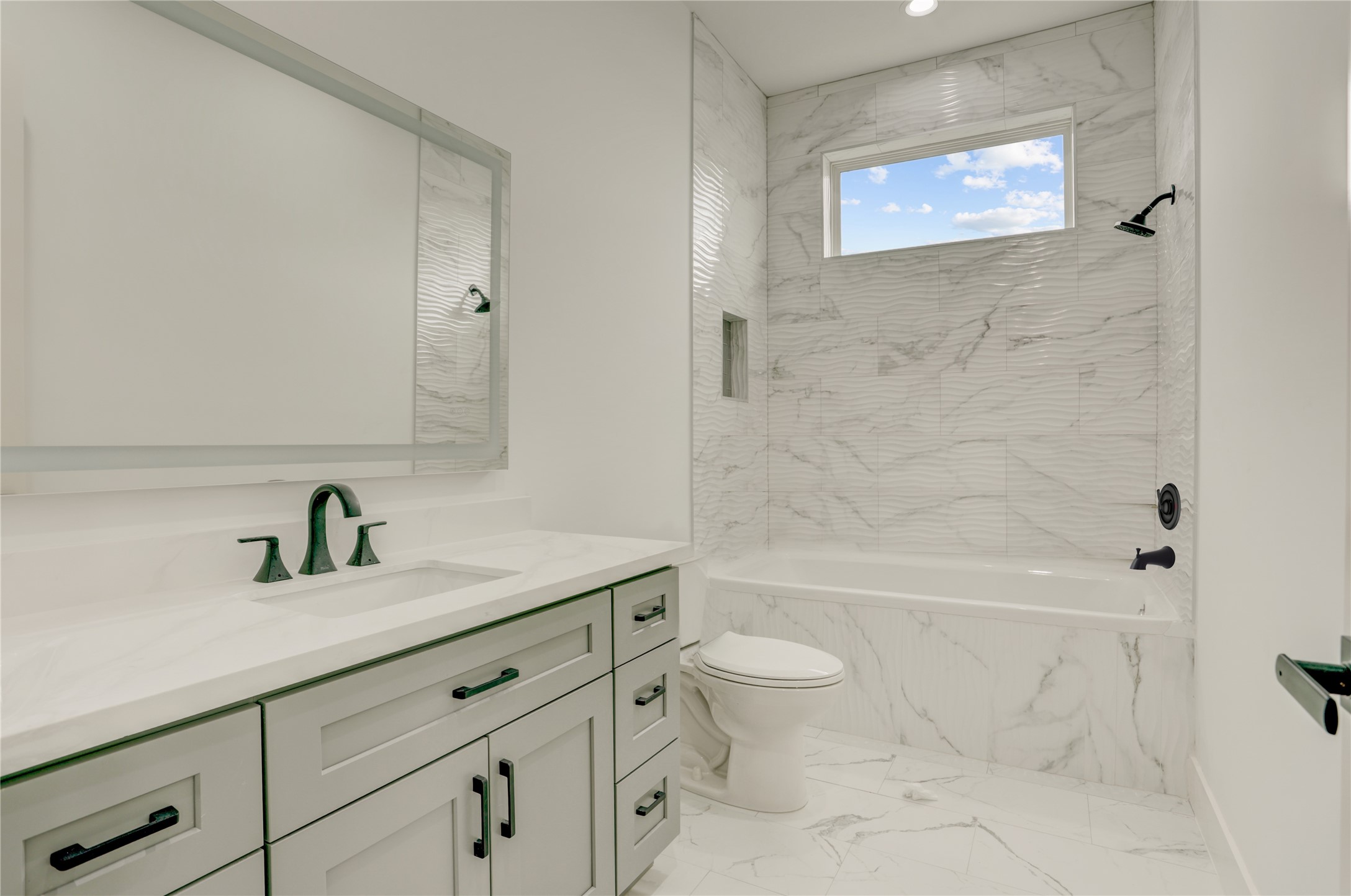 6814 Hartland Street Houston, TX 77055 - Photo 21 of 50 Guest Bedroom 2 Bathroom