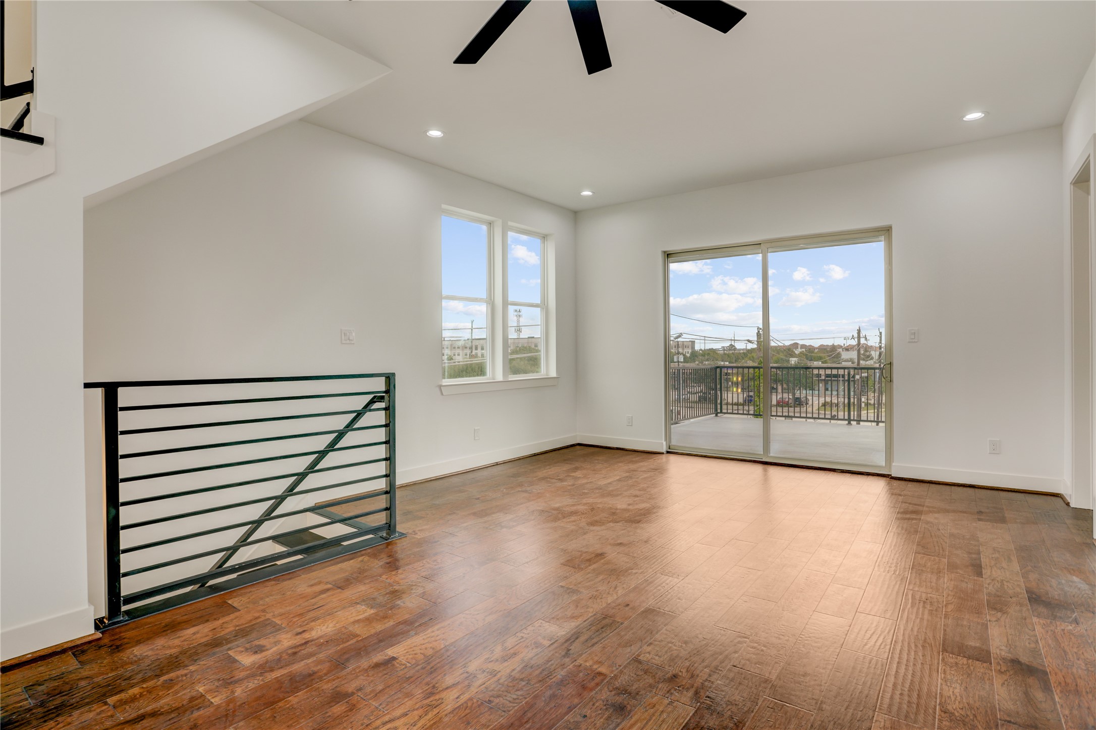 6814 Hartland Street Houston, TX 77055 - Photo 27 of 50 3rd floor landing and balcony facing east