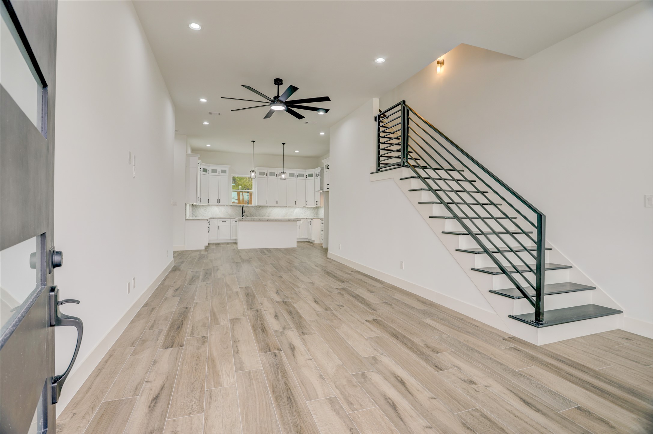 6814 Hartland Street Houston, TX 77055 - Photo 4 of 50 Great 1st floor living room