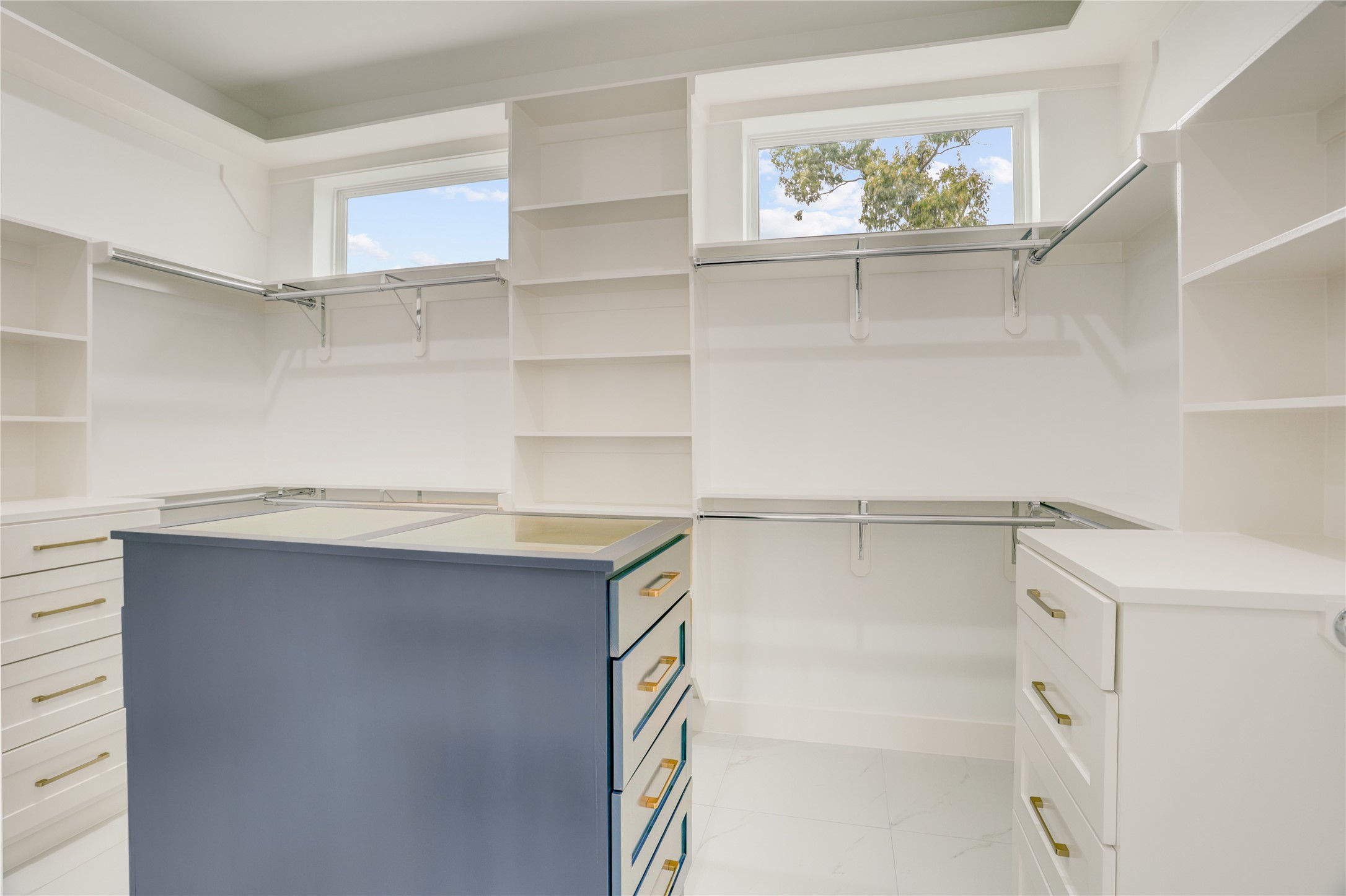 6814 Hartland Street Houston, TX 77055 - Photo 43 of 50 Primary closet