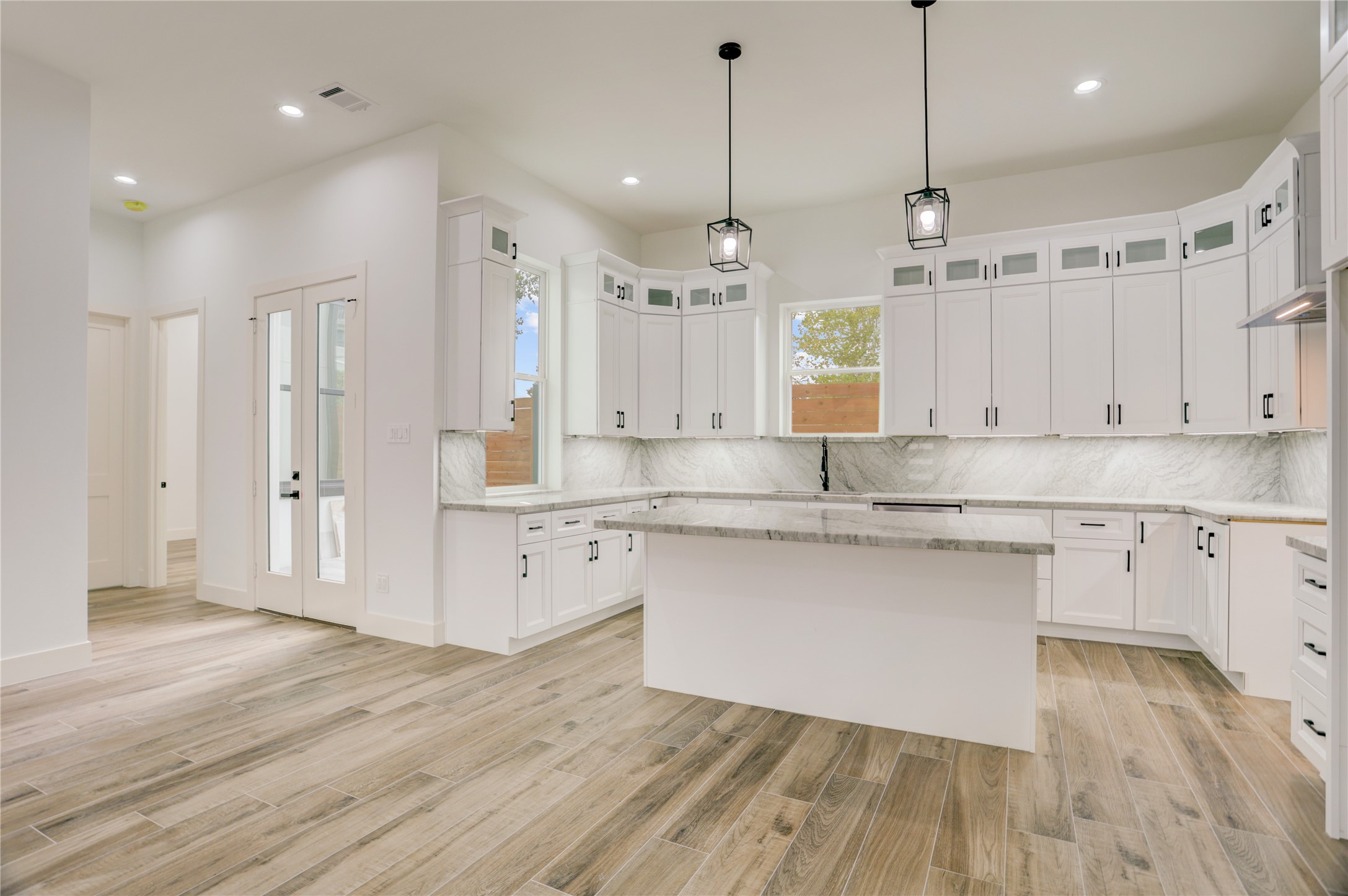 6814 Hartland Street Houston, TX 77055 - Photo 5 of 50 Stunning gourmet kitchen with views into the atrium.