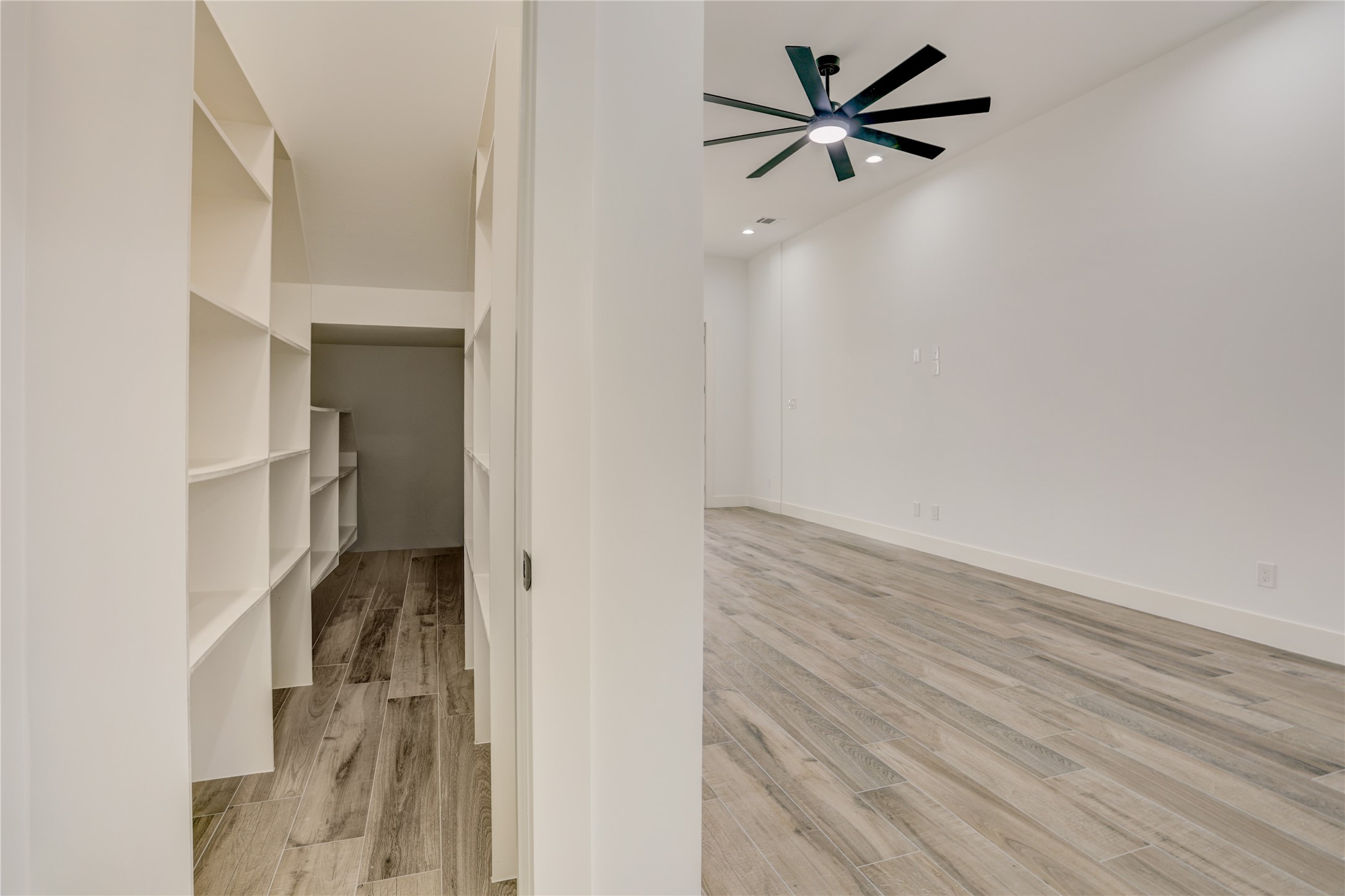 6814 Hartland Street Houston, TX 77055 - Photo 7 of 50 Huge walk-in Pantry!