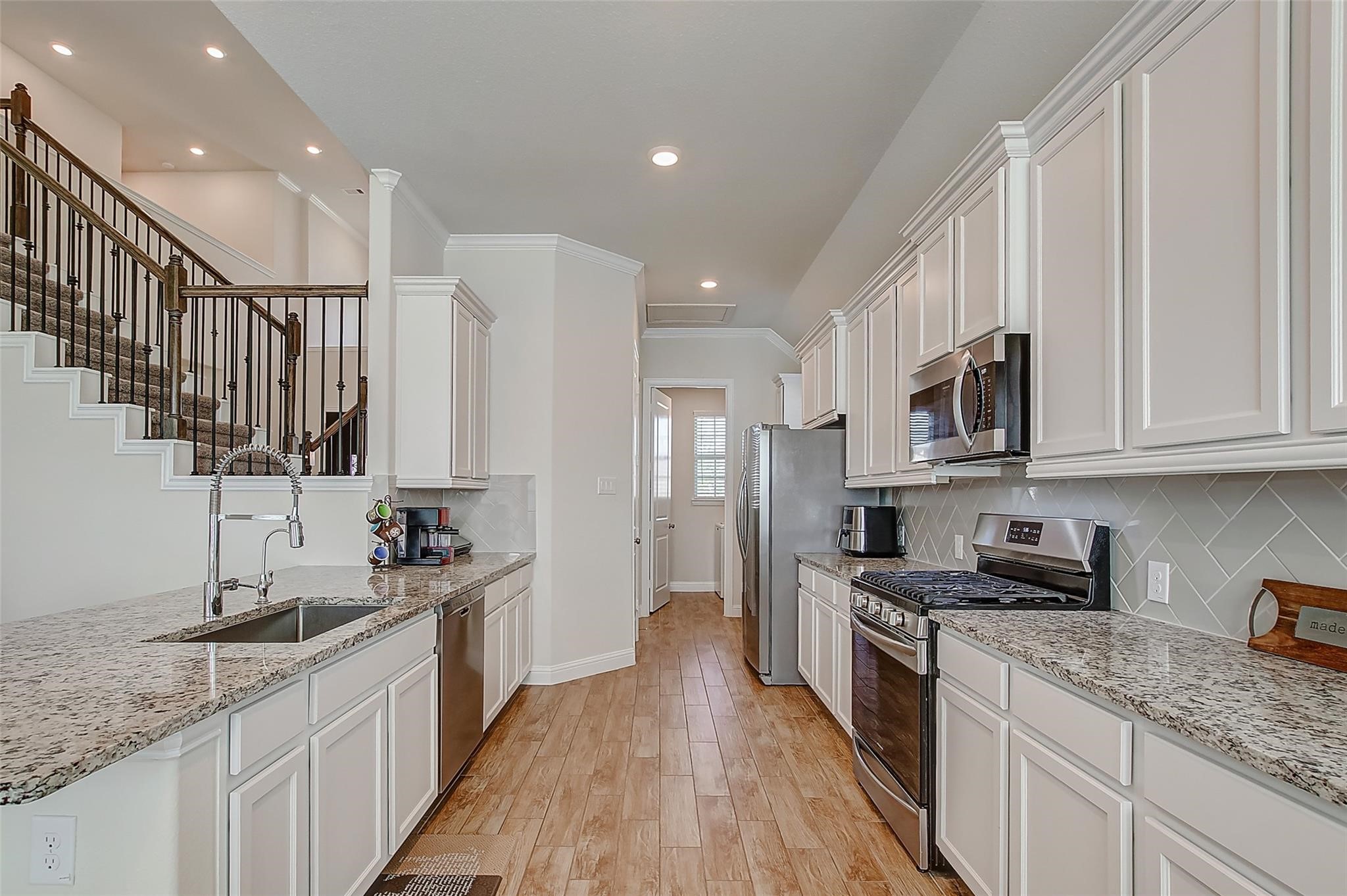 2318 Madera Landing Lane Rosenberg, TX 77469 - Photo 5 of 21 Kitchen with Gas Stove
