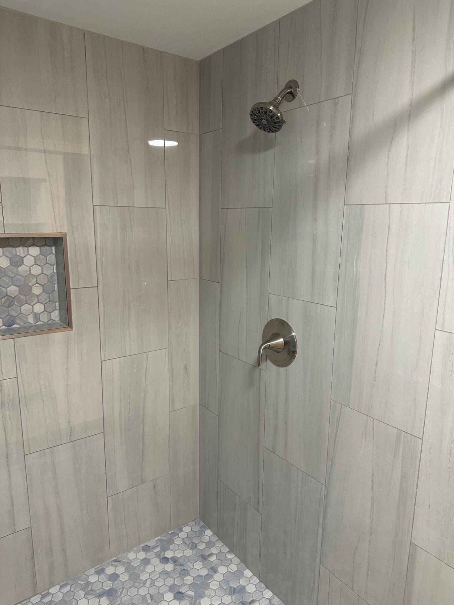 1605 Us-1, Unit 12B Jupiter, FL 33477 - Photo 11 of 28 Main Bathroom