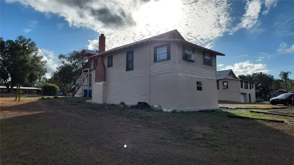 a view of a house with backyard