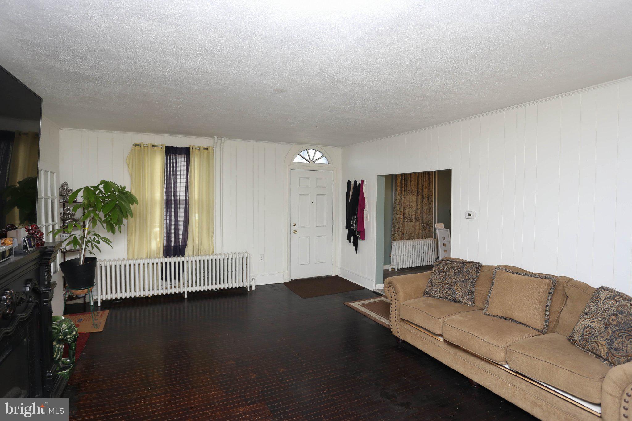 6901 Ridgeway Road Baltimore, MD 21222 - Photo 11 of 26 Spacious entryway with natural light.