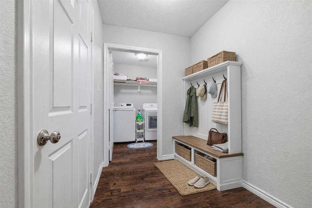 300 West Main Street Itasca, TX 76055 - Photo 8 of 31 a living room with furniture