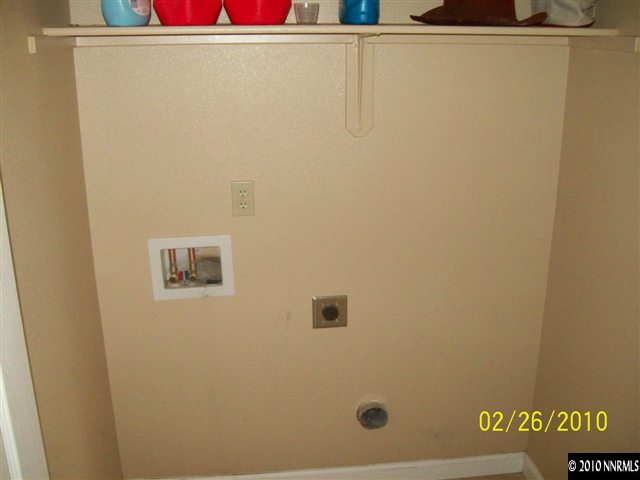9815 Meadowstar Drive Reno, NV 89506 - Photo 3 of 9 a bathroom with a shower