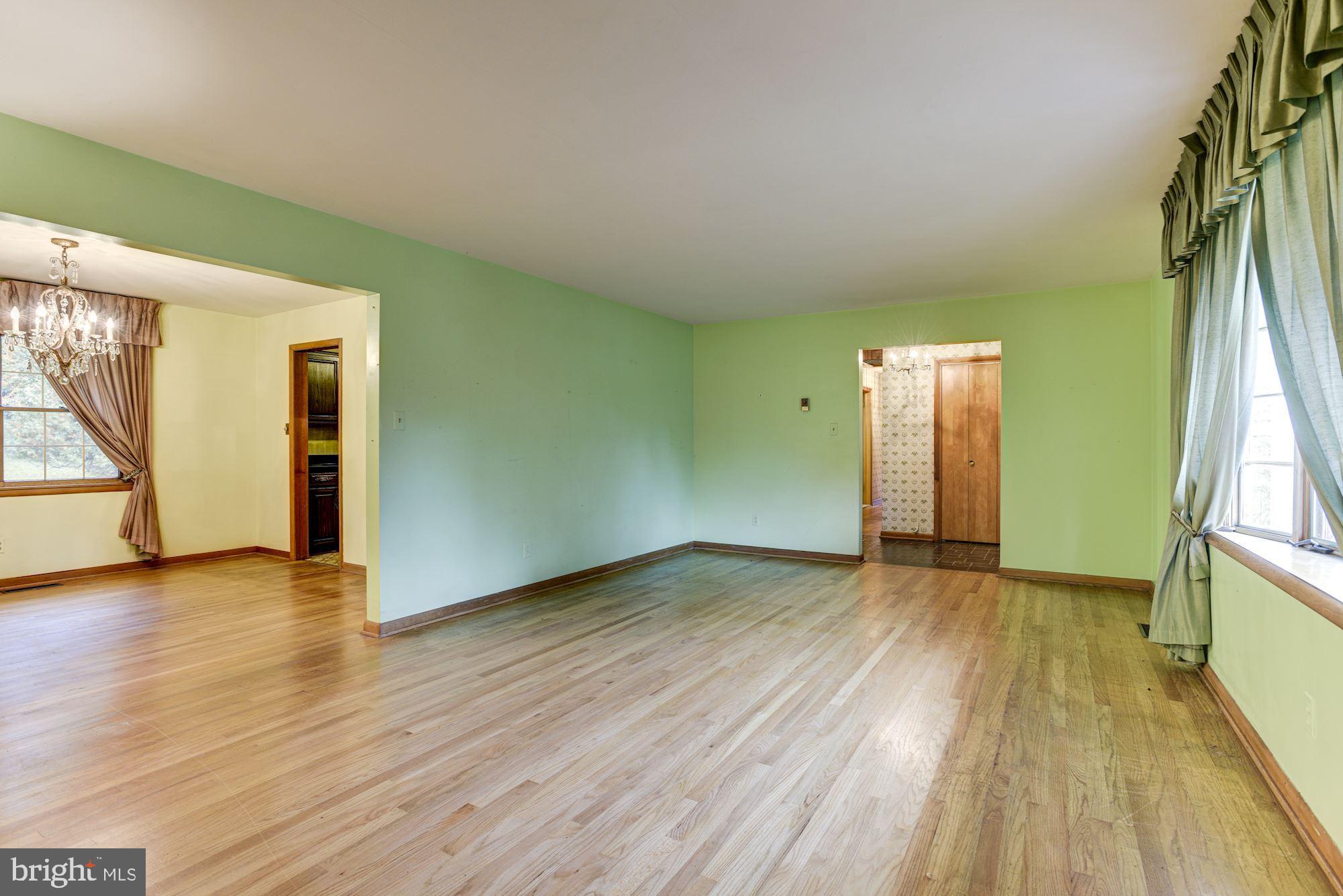 13418 Blenfield Road Phoenix, MD 21131 - Photo 8 of 29 Living Room