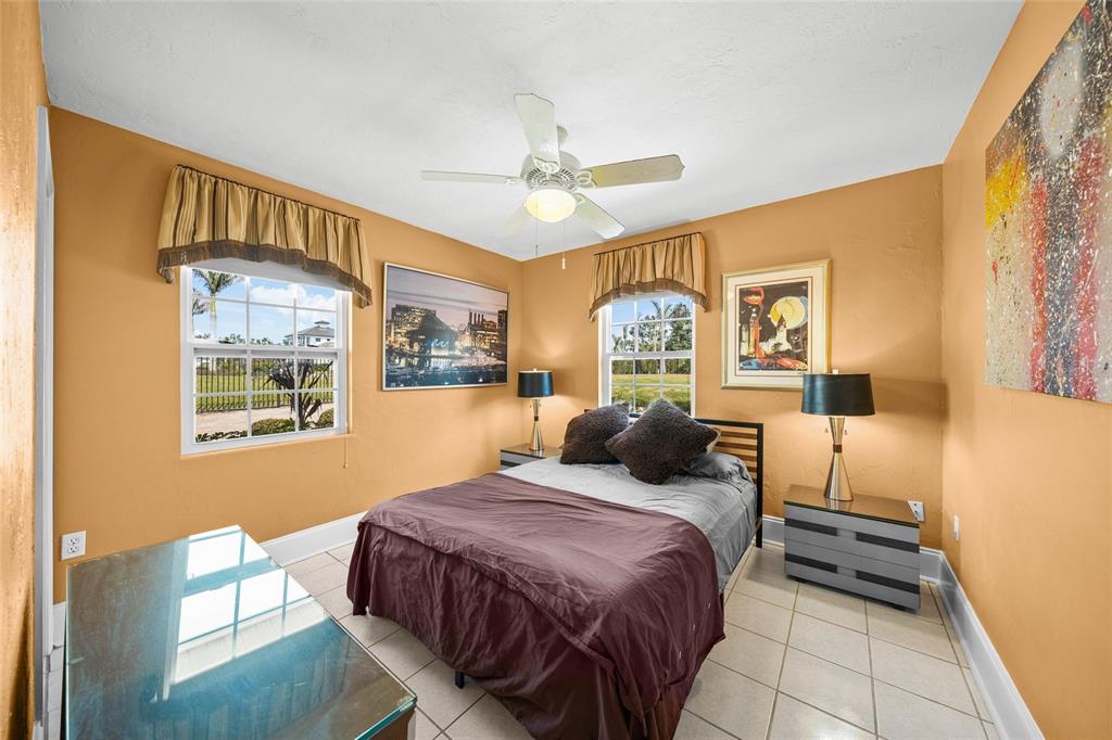 471 Bayshore Road Nokomis, FL 34275 - Photo 45 of 95 a bedroom with a large bed and a window