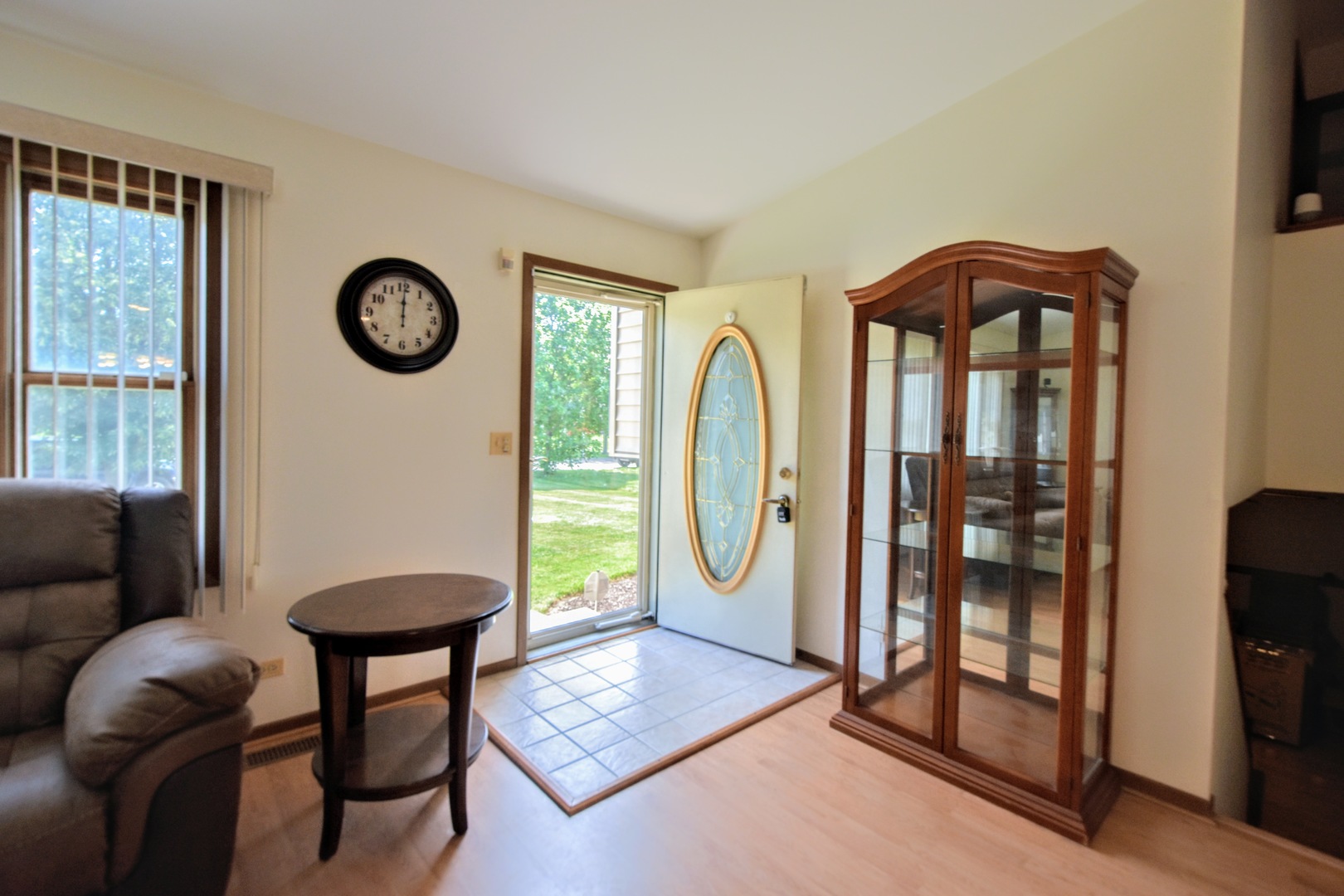 4002 Ridge Road Zion, IL 60099 - Photo 4 of 26 a living room with furniture and a window