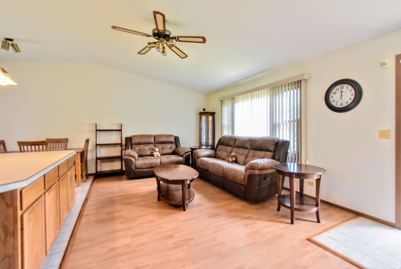 4002 Ridge Road Zion, IL 60099 - Photo 5 of 26 a living room with furniture