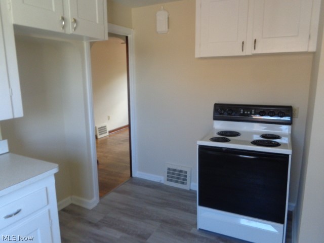 6217-6219 Stanbury Road Parma, OH 44129 - Photo 10 of 22 Kitchen -- Stove Stays