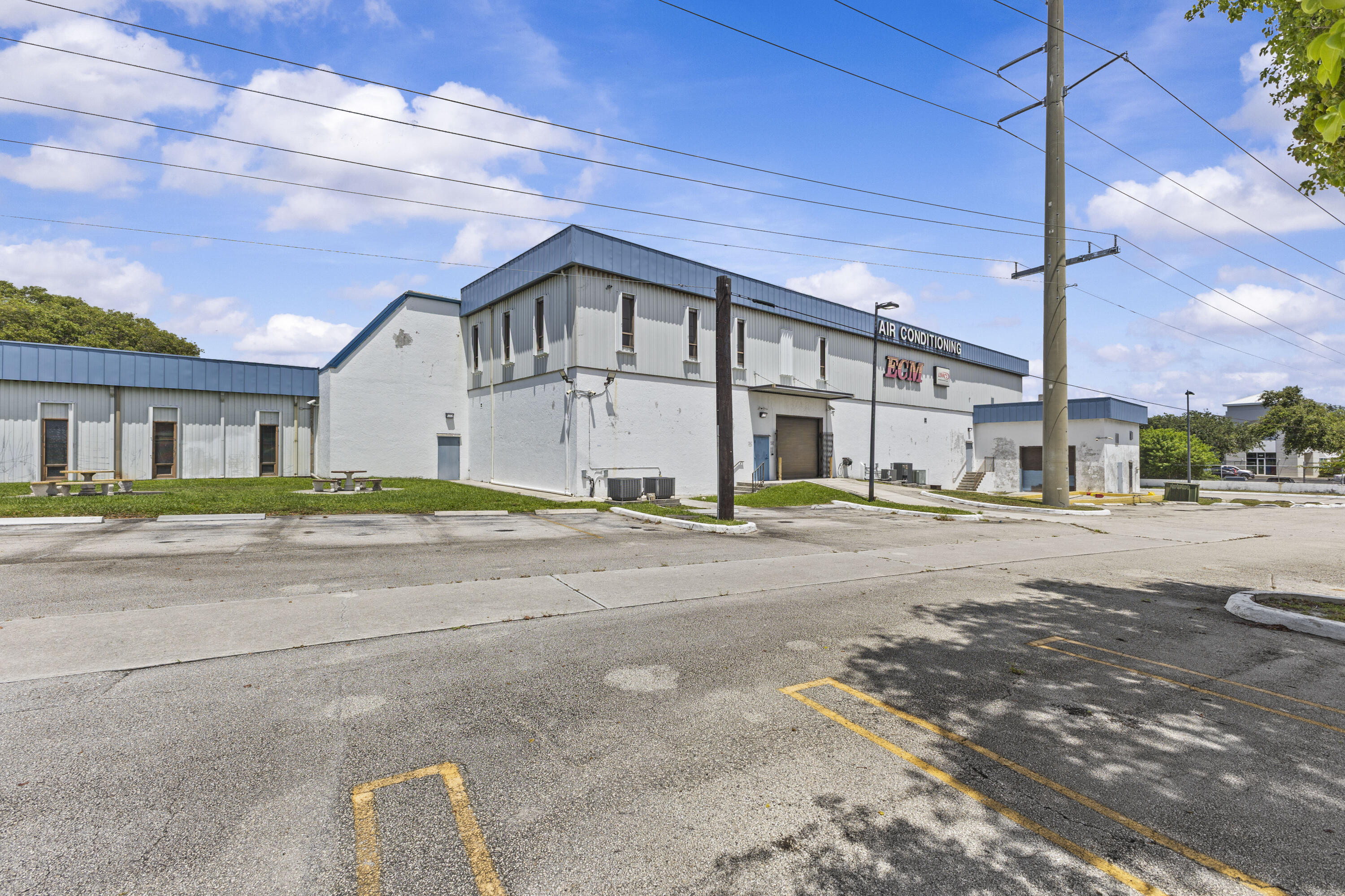 1500 High Ridge Road Boynton Beach, FL 33426 - Photo 6 of 35 a house with a outdoor space