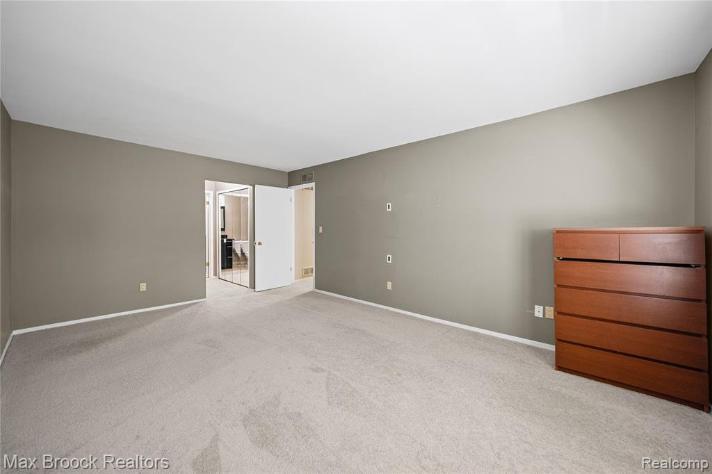 29664 Pine Ridge Circle Farmington Hills, MI 48331 - Photo 18 of 34