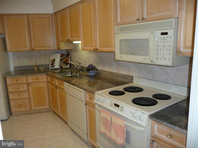 19385 Cypress Ridge Terrace, Unit 1014 Leesburg, VA 20176 - Photo 27 of 30 Spacious with oodles of cabinet space!