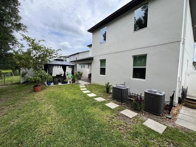 a view of a house with backyard