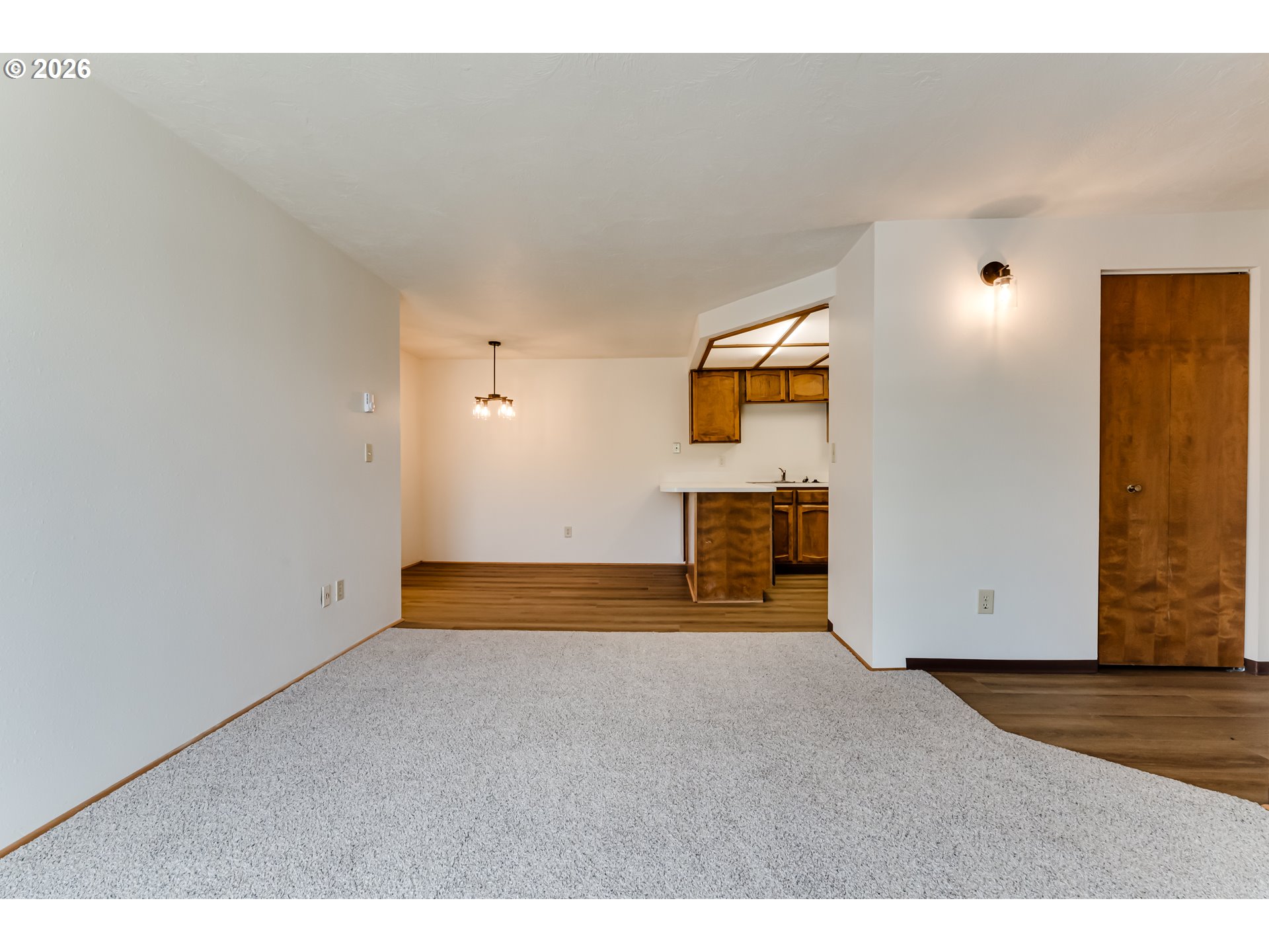650 Harlow Road, Unit 256 Springfield, OR 97477 - Photo 6 of 32 Living Room