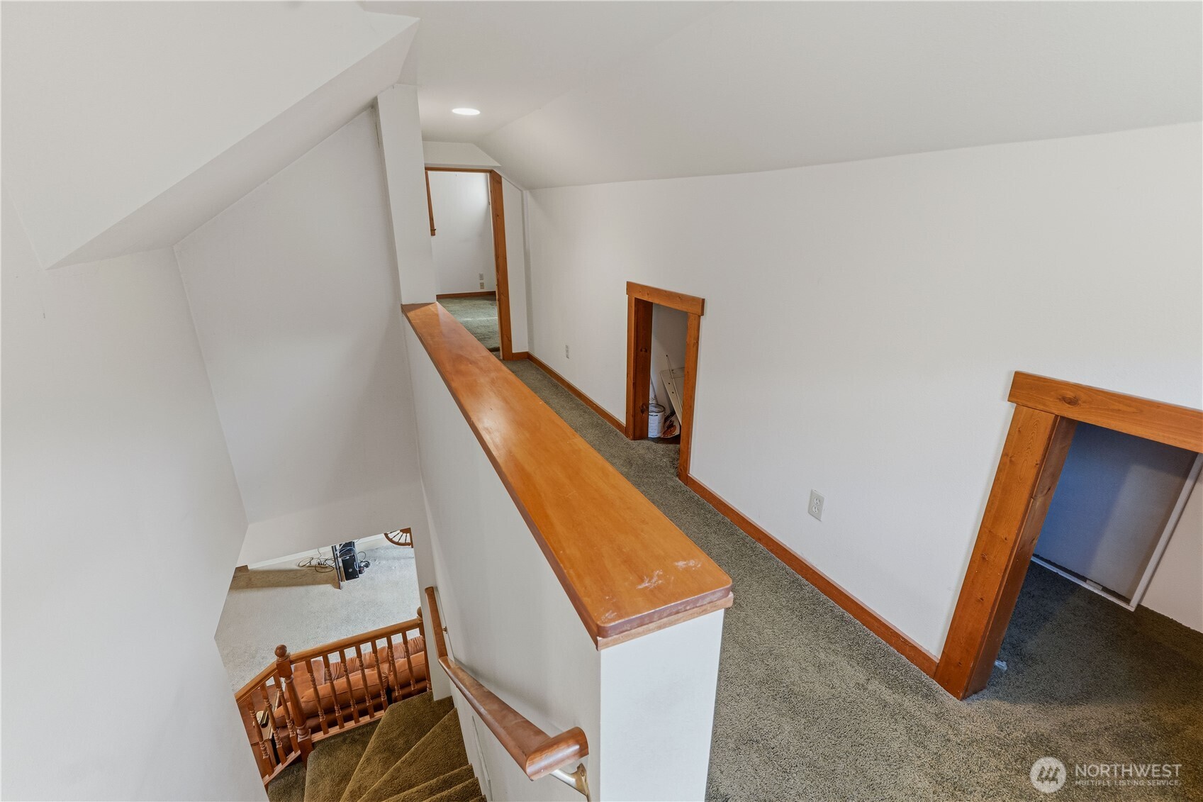 5601 Airport Road Cashmere, WA 98815 - Photo 14 of 36 a view of an entryway with furniture