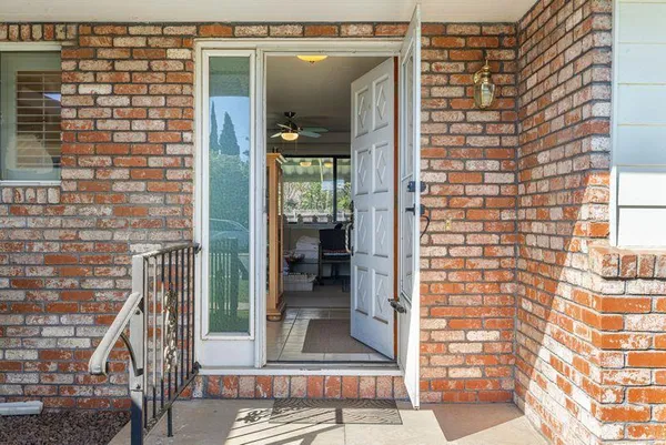 a view of entryway with a outdoor space