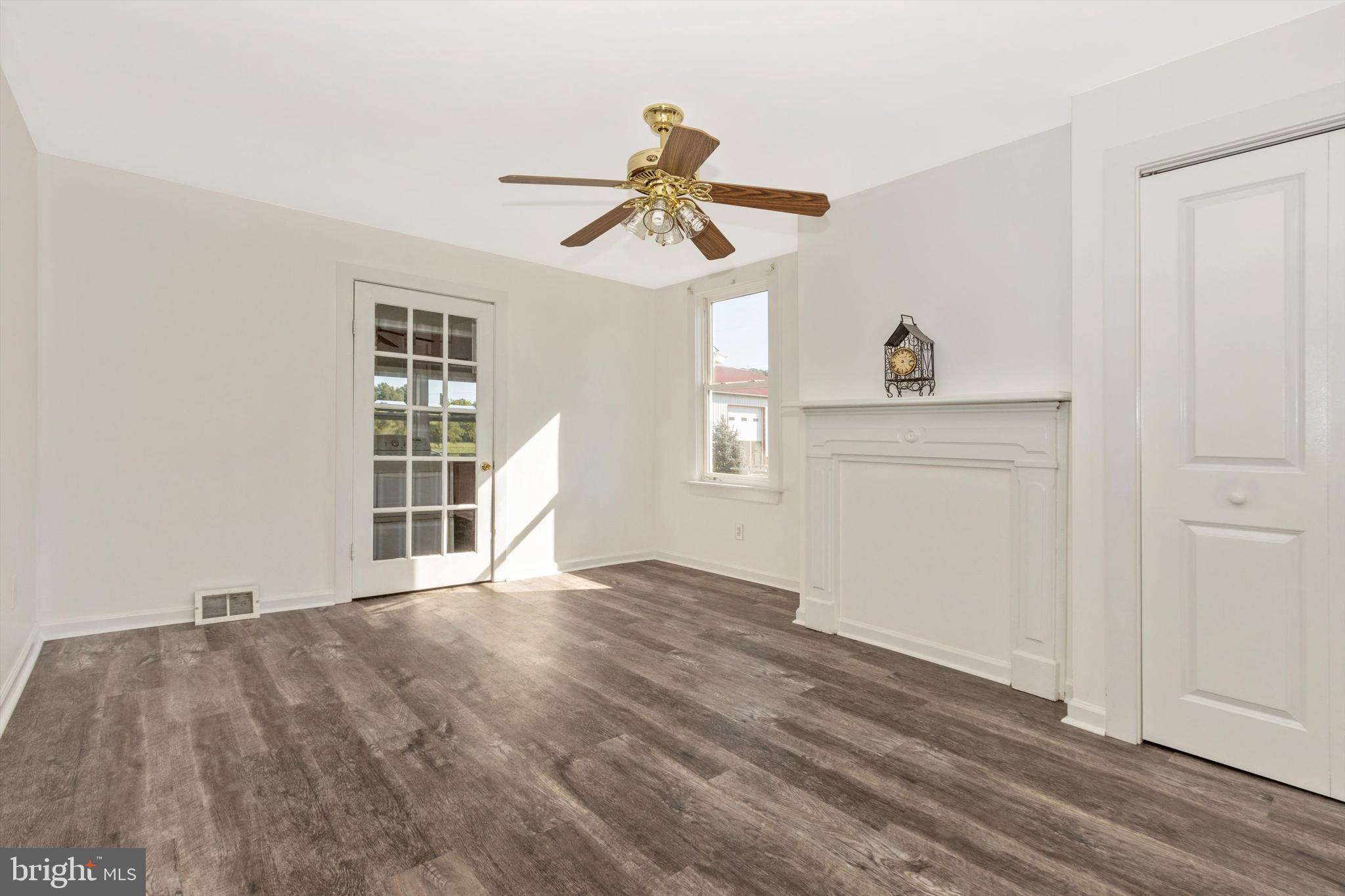 13634 Glissans Mill Road Mount Airy, MD 21771 - Photo 3 of 49 Living Room