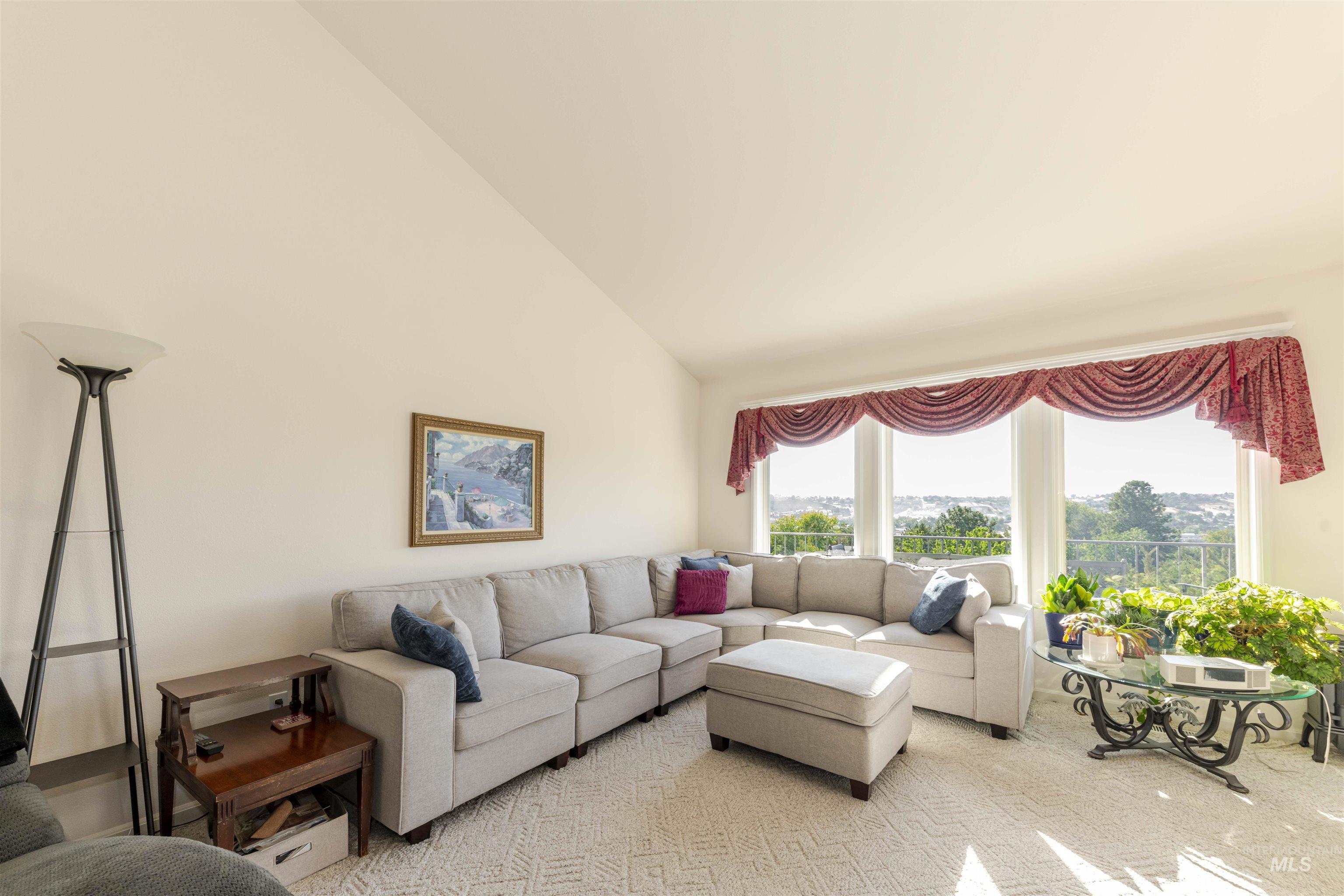 331 Reservoir Drive Lewiston, ID 83501 - Photo 14 of 42 Living room with high vaulted ceiling