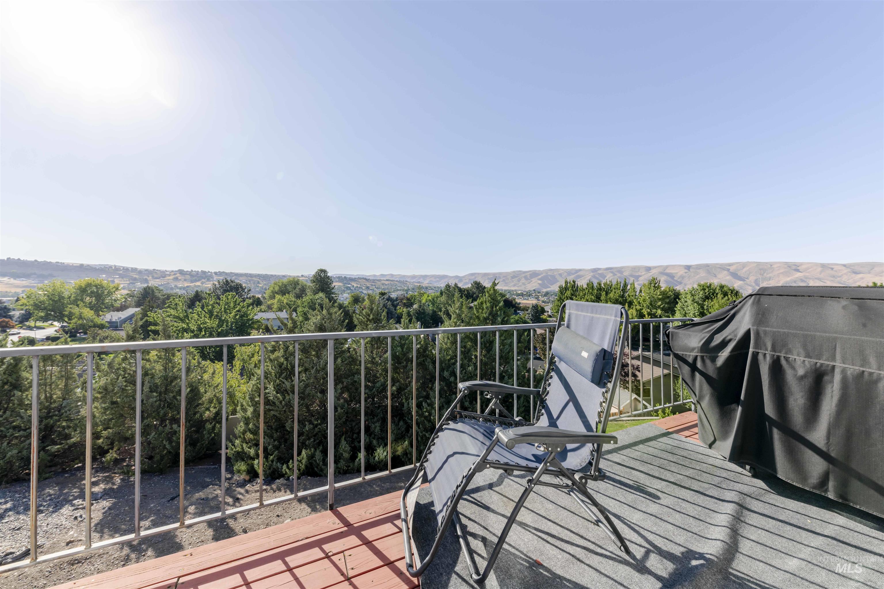 331 Reservoir Drive Lewiston, ID 83501 - Photo 34 of 42 Wooden terrace with area for grilling