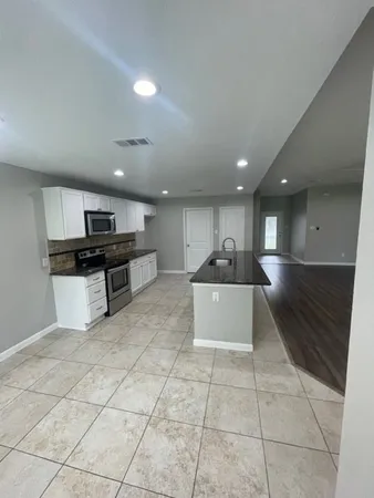 $2,150 | 508 West Willis Street, Alvin, TX 77511