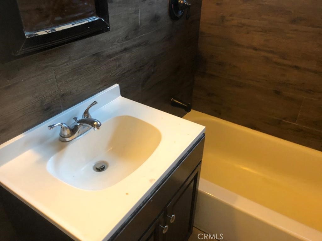 2026 South Ridgeley Drive Los Angeles, CA 90016 - Photo 11 of 32 Gallery Image 11