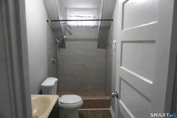 $1,380 | 3371-3373 Main Street, Hartford, CT 06120