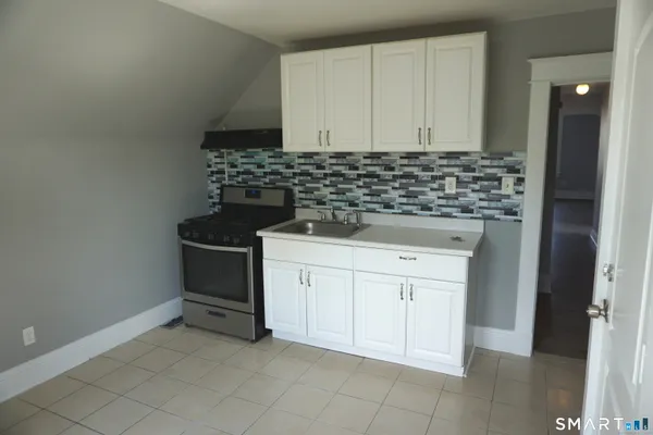 $1,380 | 3371-3373 Main Street, Hartford, CT 06120