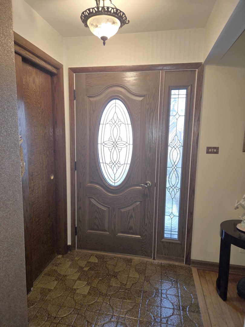 8103 Gladys Lane Palos Hills, IL 60465 - Photo 3 of 28