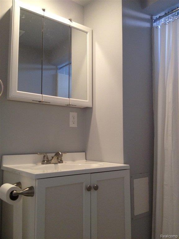 11942 Frazho Road Warren, MI 48089 - Photo 9 of 13 BATH2.jpg