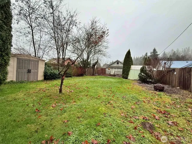 a view of a backyard