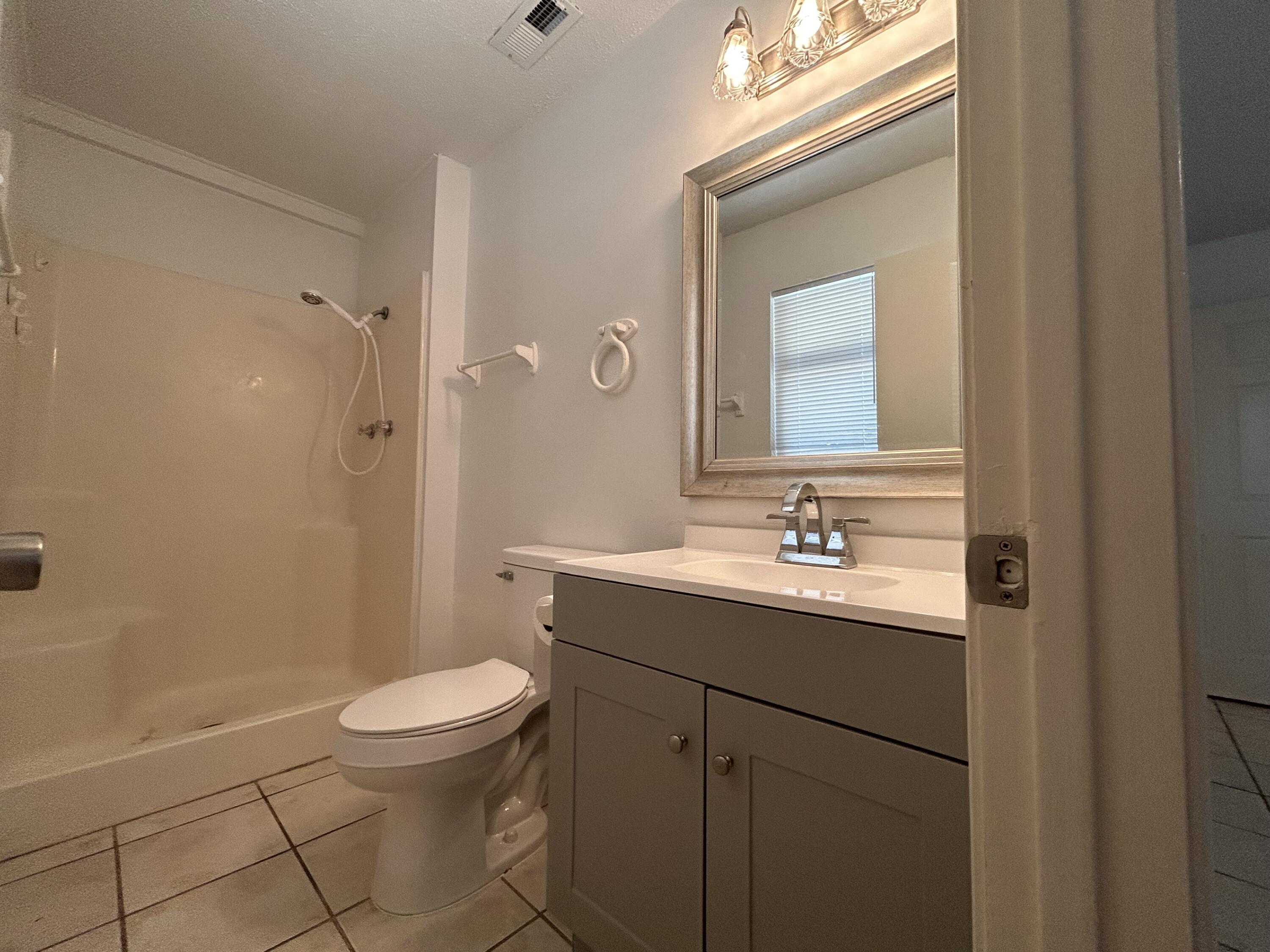 107 Lea Place Crestview, FL 32539 - Photo 17 of 18 107 lea hall bath