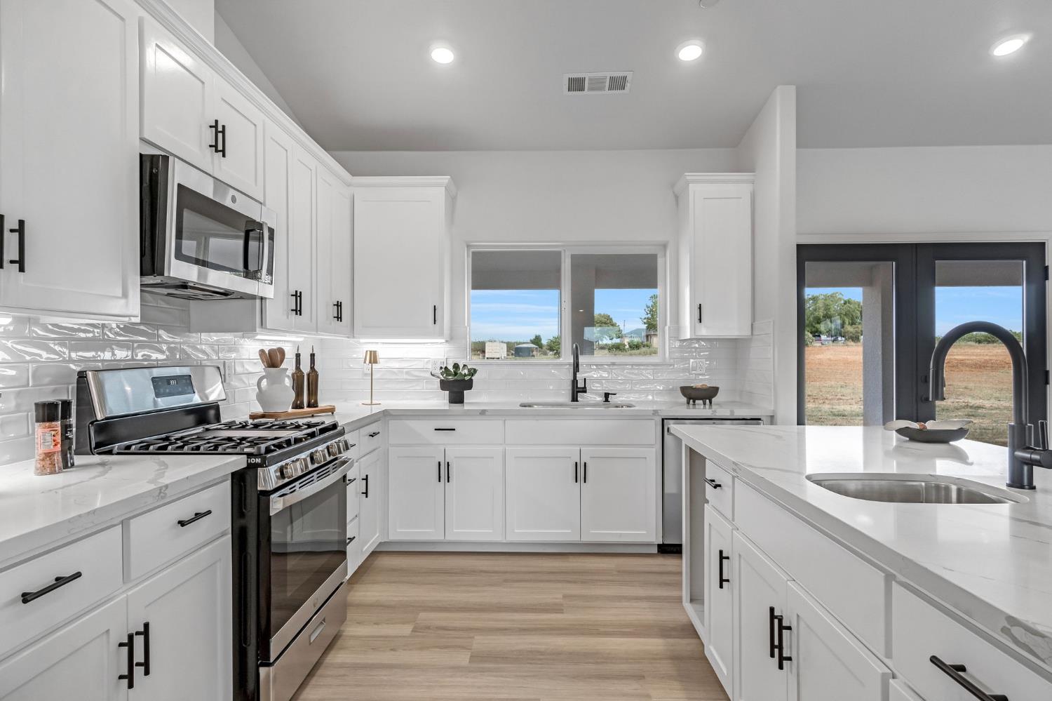 21035 Forest Glen Road Madera, CA 93638 - Photo 13 of 38 a kitchen with stainless steel appliances a sink stove and cabinets